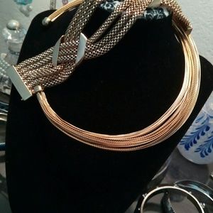 Goldtone coller neck piece with 7" bracelet